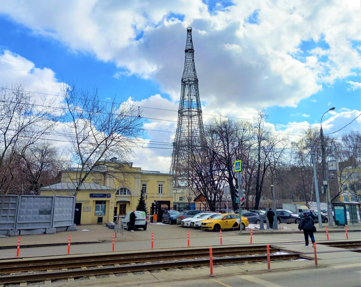 Вышли из метро, увидели башню и трамвайные пути? Вам направо. 