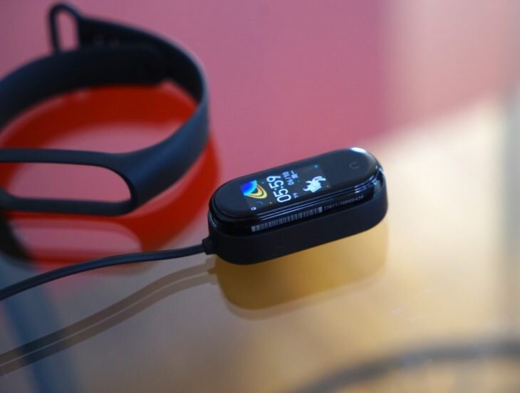 Для зарядки Mi Band 4 капсулу надо отсоединить от ремешка. Источник: mifan.ru 