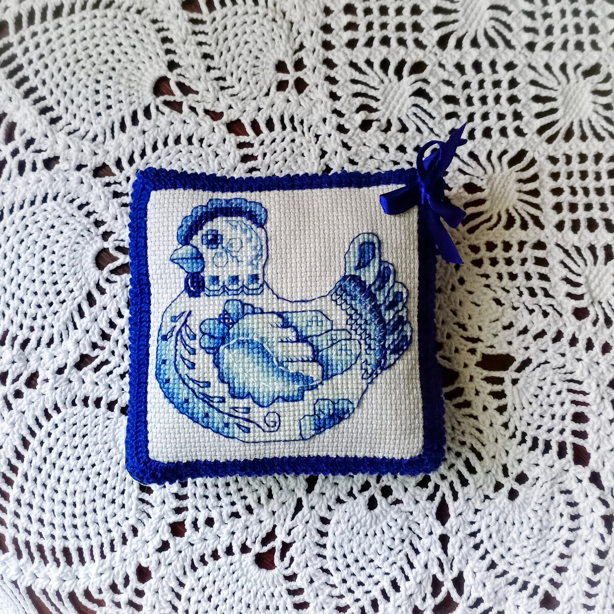 Курица в стиле Гжель, дизайнер Ксения Адоньева 