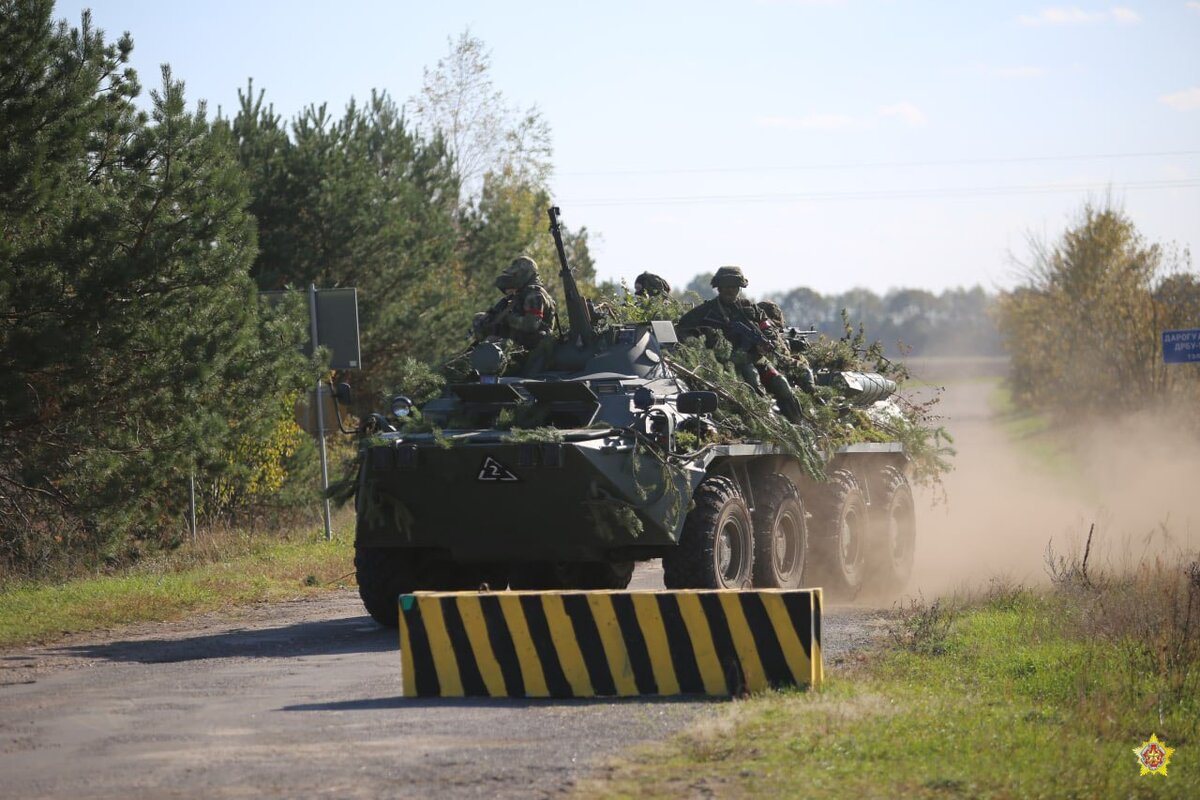 Военные на  броневике.  фото: картинки  яндекса.