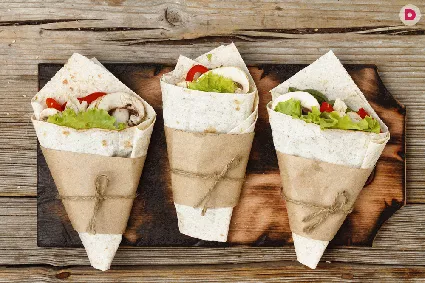 В арсенале хорошей хозяйки обязательно есть несколько рецептов легких и быстрых закусок. К одним из таких незаменимых блюд относятся рулеты из тонкого лаваша с куриным филе. Они прекрасно подойдут как для праздничного стола, так и в качестве завтрака или дневного перекуса.