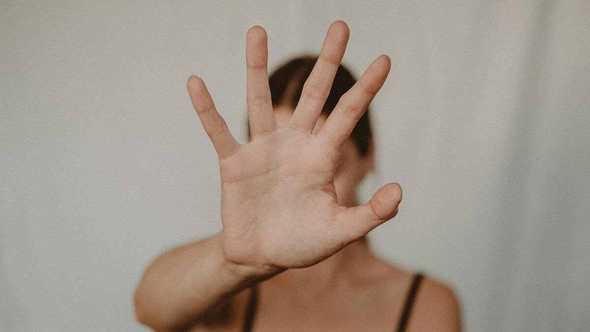    Девушка протянула вперед руку:pexels.com