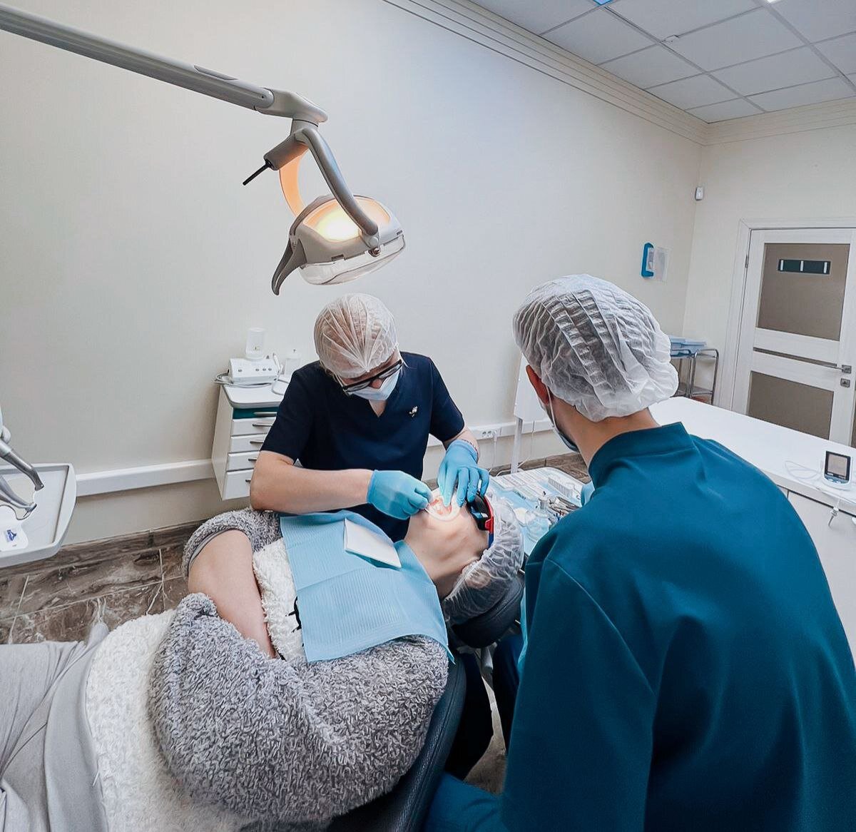 Немедленно записаться на прием к врачу мы рекомендуем при выраженном отеке и повышенной температуре тела. Эти показания к удалению зубов являются абсолютными. 