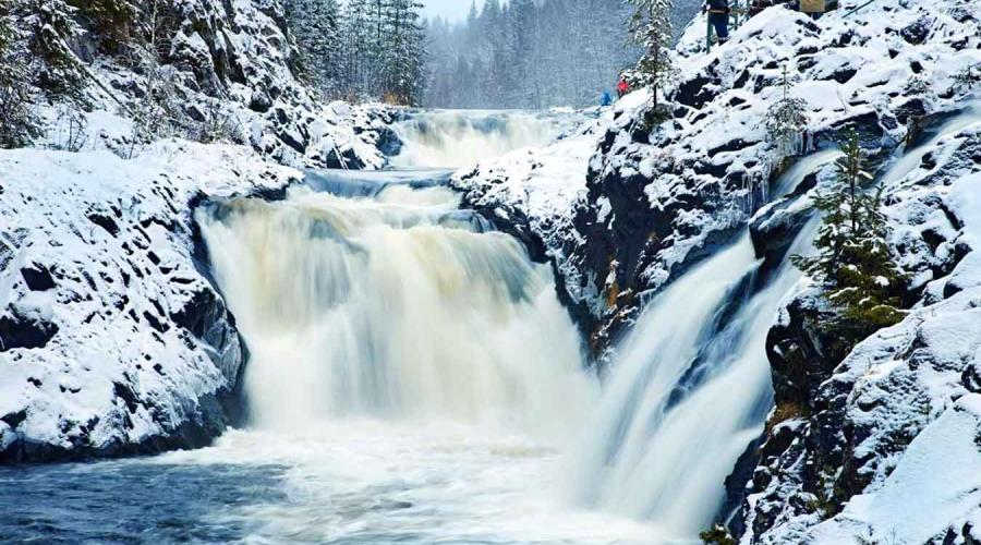 Водопады в зимнее время — настоящая ожившая сказка!