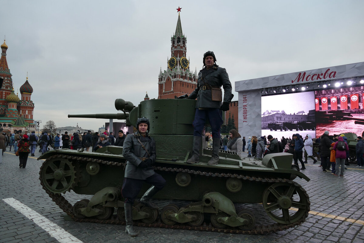 Танки снова на Красной площади.