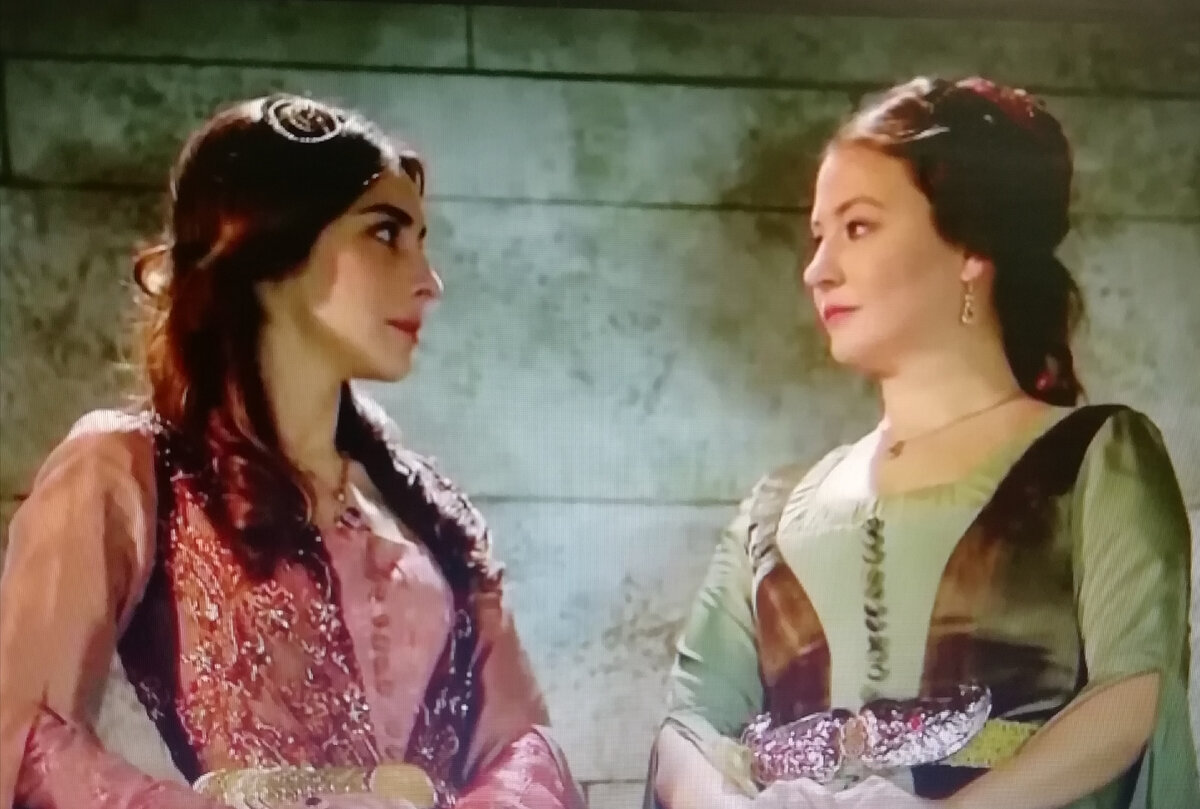 Махидевран-султан и Гюльшах на этаже фавориток.