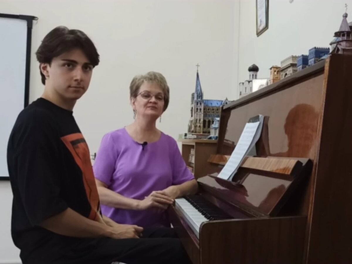 Фото автора. От души уважаю людей, которые стремятся научиться чему-то новому, не боятся начинать обучение даже когда детство закончилось! На десятом уроке с нуля Армен обладал уже запасом из 20 пьес и упражнений!