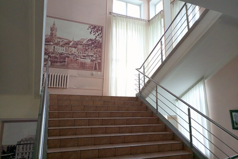 Гостиница "Золотая бухта" в Калининграде. Лестница на 2-й этаж. Фото моё