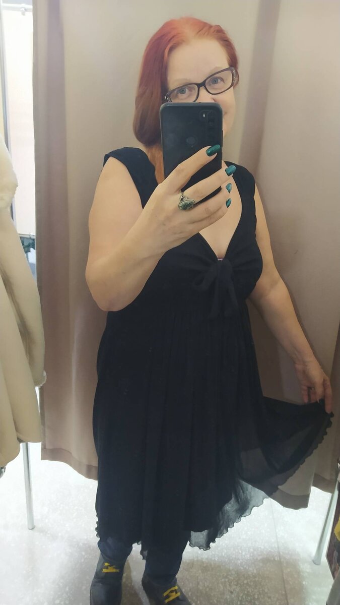 Фото автора. Люблю такие платья, но мне уже как-то не по возрасту в них щеголять, поэтому мой взгляд ироничный)))