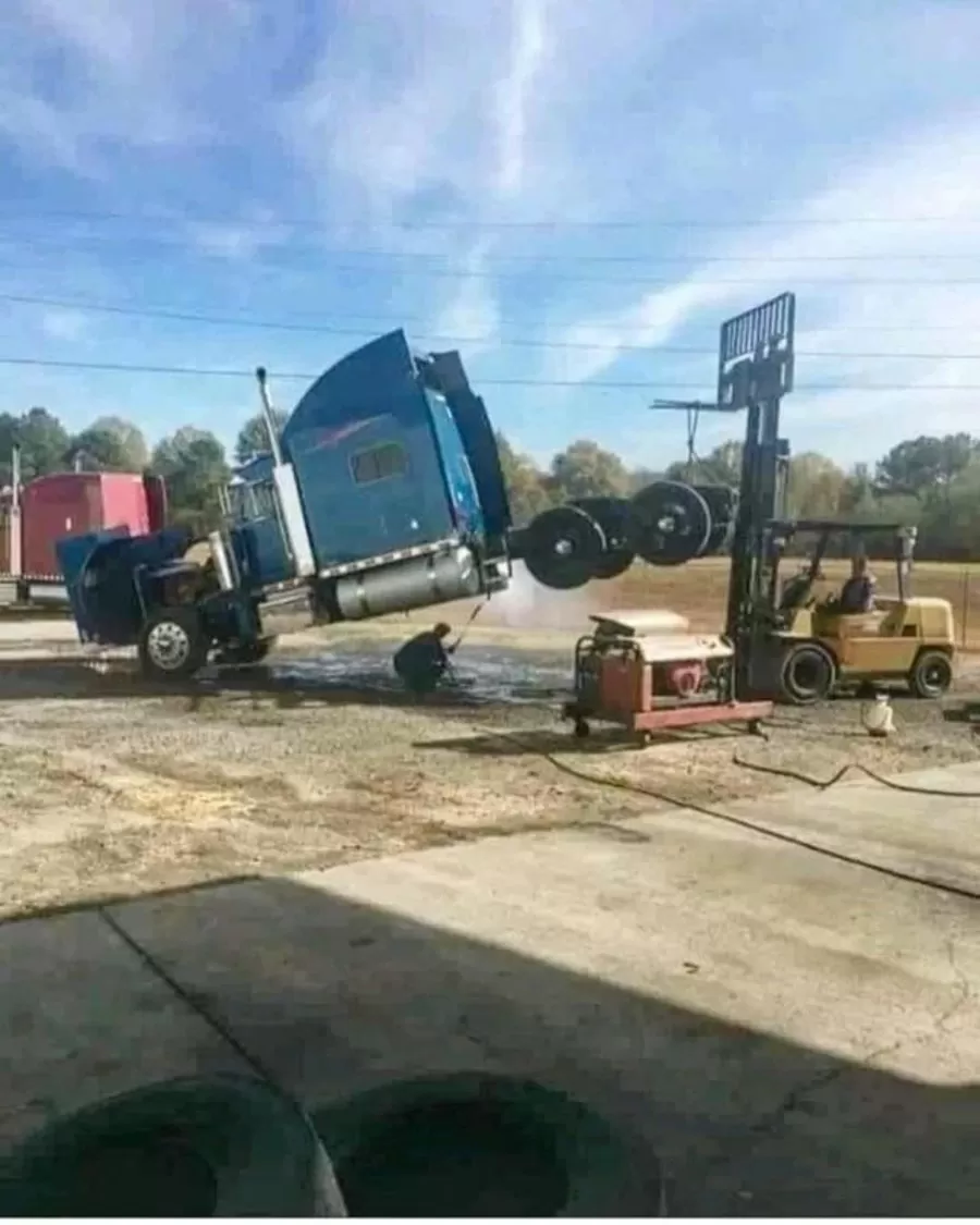 фото https://carakoom.com/blog/zabavnye-fotografii-pro-gruzoviki-i-dalnobojcshikov--9