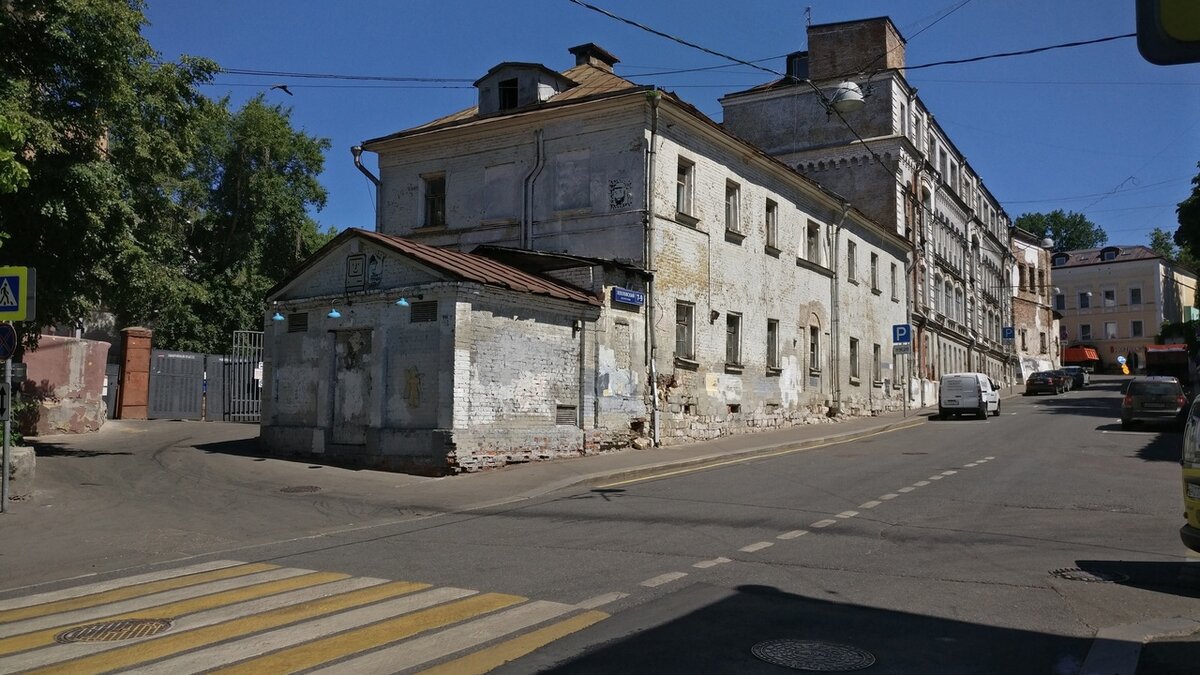 Дорожный пилёный поребрик ГП1 и въездной пилёный поребрик ГП6 на Хитровке (Москва)