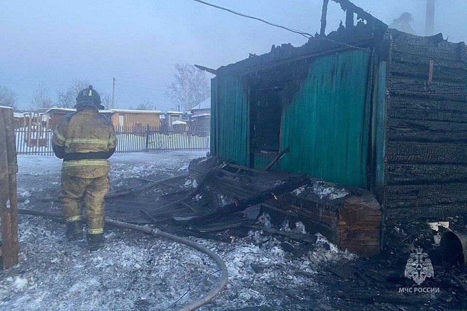     Сильный пожар уничтожил дом в Биробиджане  ГУ МЧС России по ЕАО