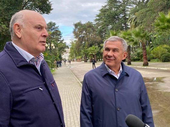    Президент Абхазии Аслан Бжания (слева) и глава Татарстана Рустам Минниханов presidentofabkhazia.org