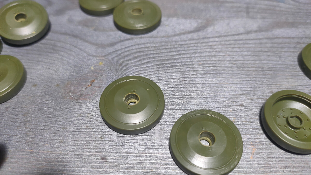 В катках высверливаю углубление для 5мм подшипников