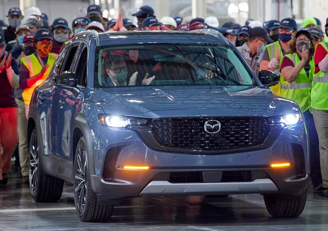 Презентация сборки первого кроссовера Mazda CX-50 на заводе в Алабаме 