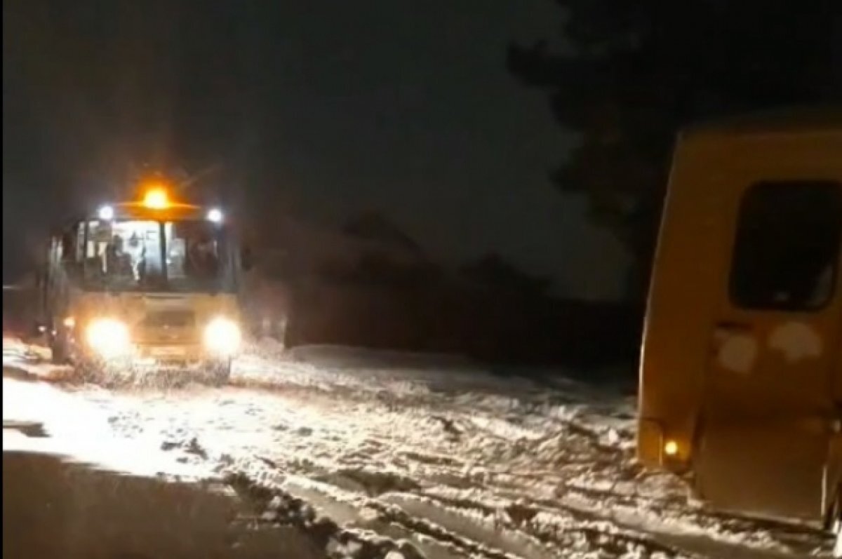    Два автобуса с детьми застряли в снегу на выезде из деревни Кеты в Прикамье