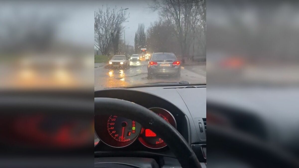     Прошедший в Ростове-на-Дону дождь стал причиной подтопления дорог на улице Оганова, сообщили очевидцы в соцсети «ВКонтакте».