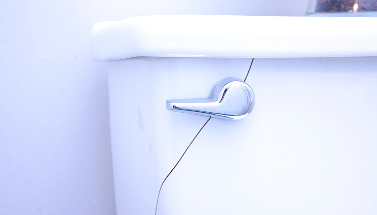 Поломка сантехники из-за скопившейся замерзшей воды 