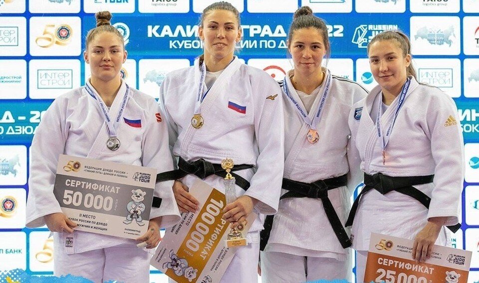     Антонина Шмелева (вторая слева). Фото с сайта judo.ru.