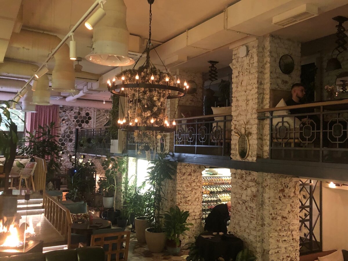 На втором этаже есть места, где можно курить кальян, а на первом - настоящие жаровни в центре стола, где можно пожарить специальную сырую нарезку