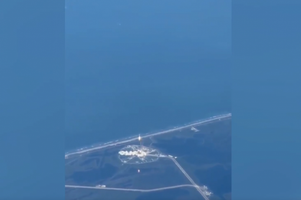    Пассажиры самолета засняли запуск ракеты от SpaceX