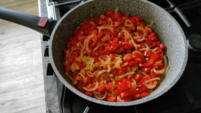 Курица в кисло-сладком соусе со сладким перцем и ананасами