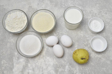 Как сделать пирог с манкой в духовке? Подготовьте продукты. Кефир подойдет любой жирности, это не принципиально. Лучше, если он будет комнатной температуры, достаньте его из холодильника заранее. Это же касается и яиц — из теплых продуктов пирог получится пышнее. Если вы не успели этого сделать, то подержите яйца в теплой воде, а кефир подогрейте на плите.