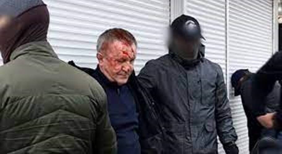 Валерий Альбертович Шайтанов - момент задержания. Помню его жизненный стержень и его самого настолько, что разбитое лицо Валерия Альбертовича лишь подчёркивает его характер.