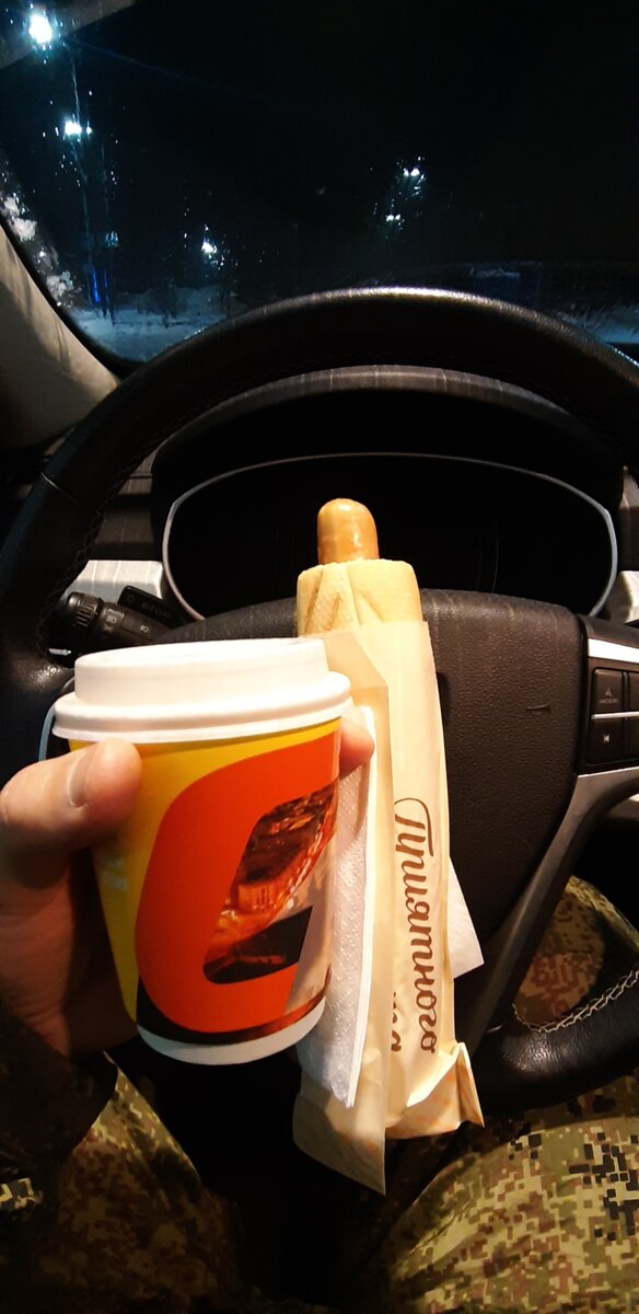 Заправка по дороге на рыбалку не только для авто, но и для меня))