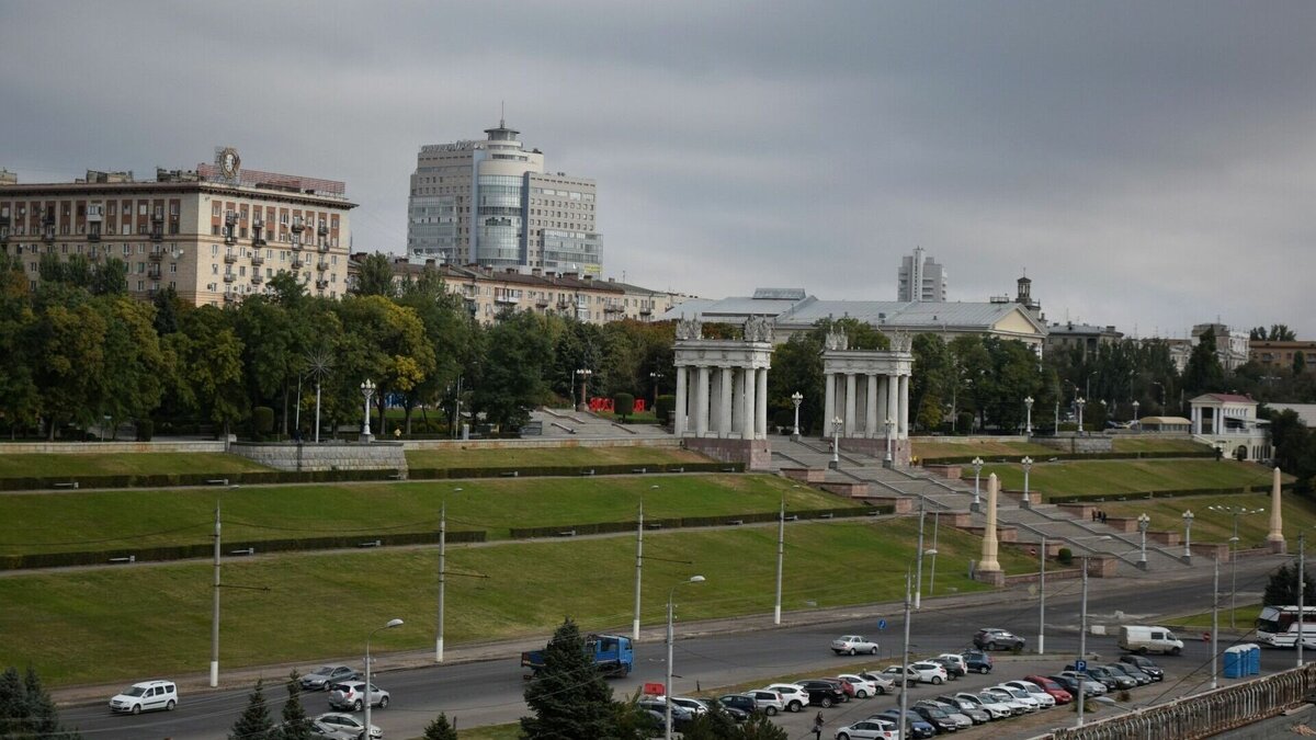     Утром 20 декабря на склоне центральной набережной у музыкального театра рабочие приступили к уничтожению нескольких десятков деревьев. Волгоградцы не оценили старания коммунальщиков, однако в мэрии заверили, что все спиленные растения были заражены и представляли настоящую опасность для пешеходов.