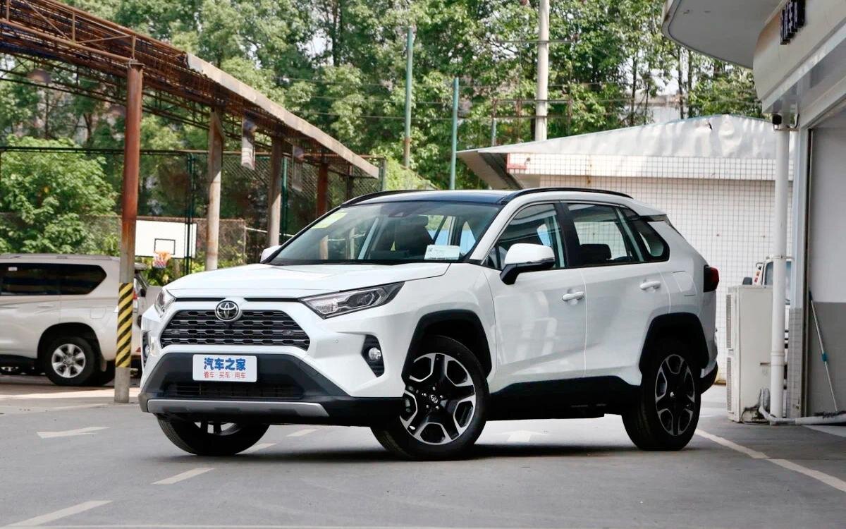 В РФ привезли партию новых кроссоверов Toyota RAV4 2022 года