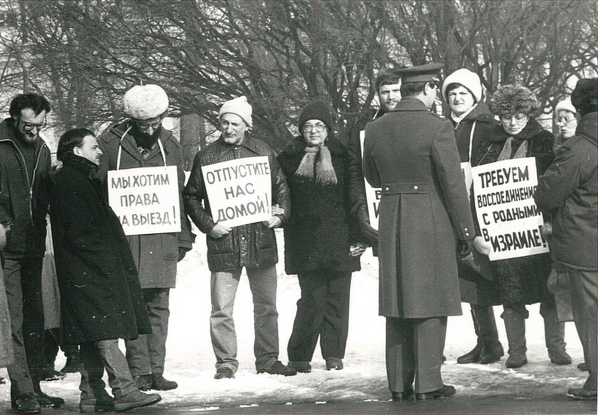 Чего хотят правые. Евреи Израиль СССР 1970. Советский эмигрант. Иммиграция евреев из СССР. Евреи диссиденты в СССР.