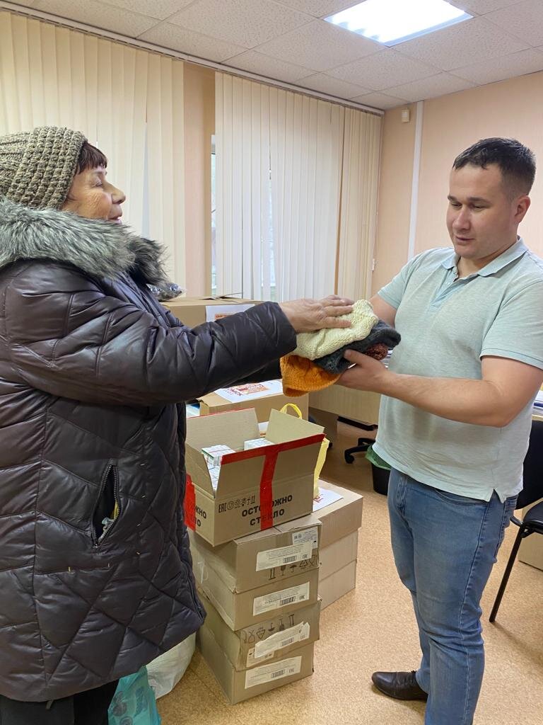 Фото: томская пенсионерка Надежда Амяго передает шапки в качестве гуманитарной помощи.