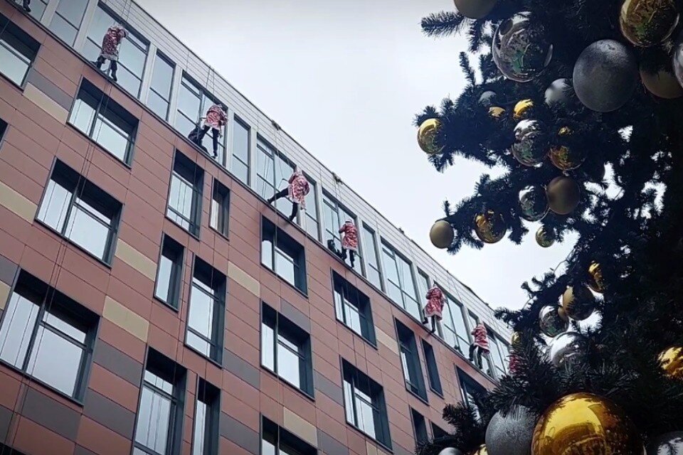     Спасатели Москвы через окна поздравили юных пациентов Морозовской детской больницы с наступающим Новым годом Фото: стоп-кадр из видео