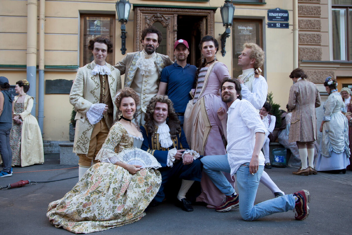 Режиссеры Илья и Антон Чижиковы с актерами «Казановы в России» на съемочной площадке сериала