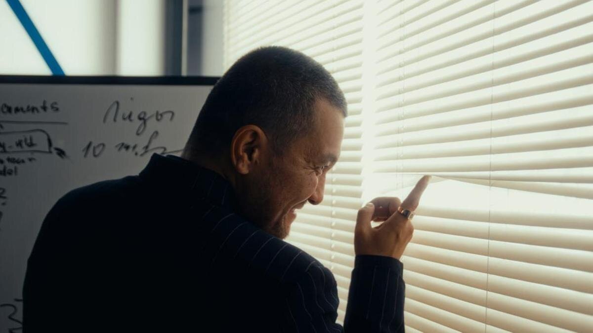    Мужчина смотрит в окно:"Наемщики"