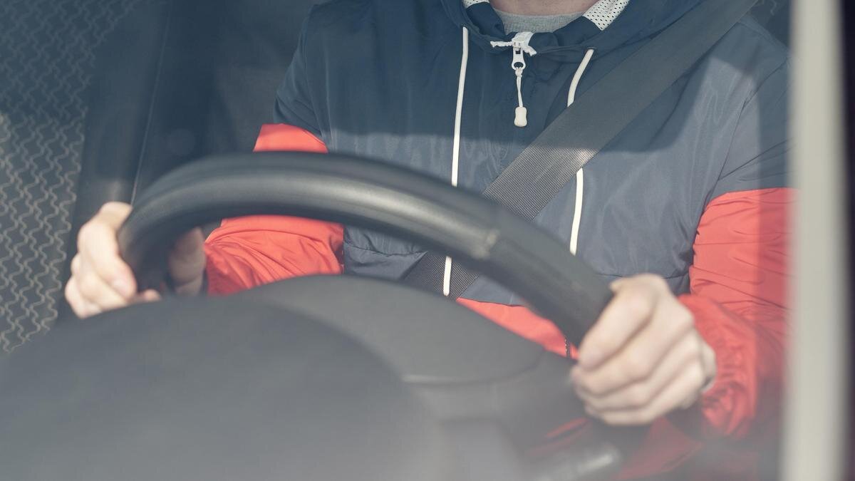    Водитель за рулем авто:pexels.com