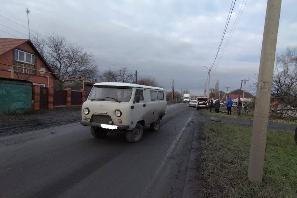     Предварительно, "восьмерка" влетела в попутно идущий УАЗ. Фото: УГИБДД по Ростовской области