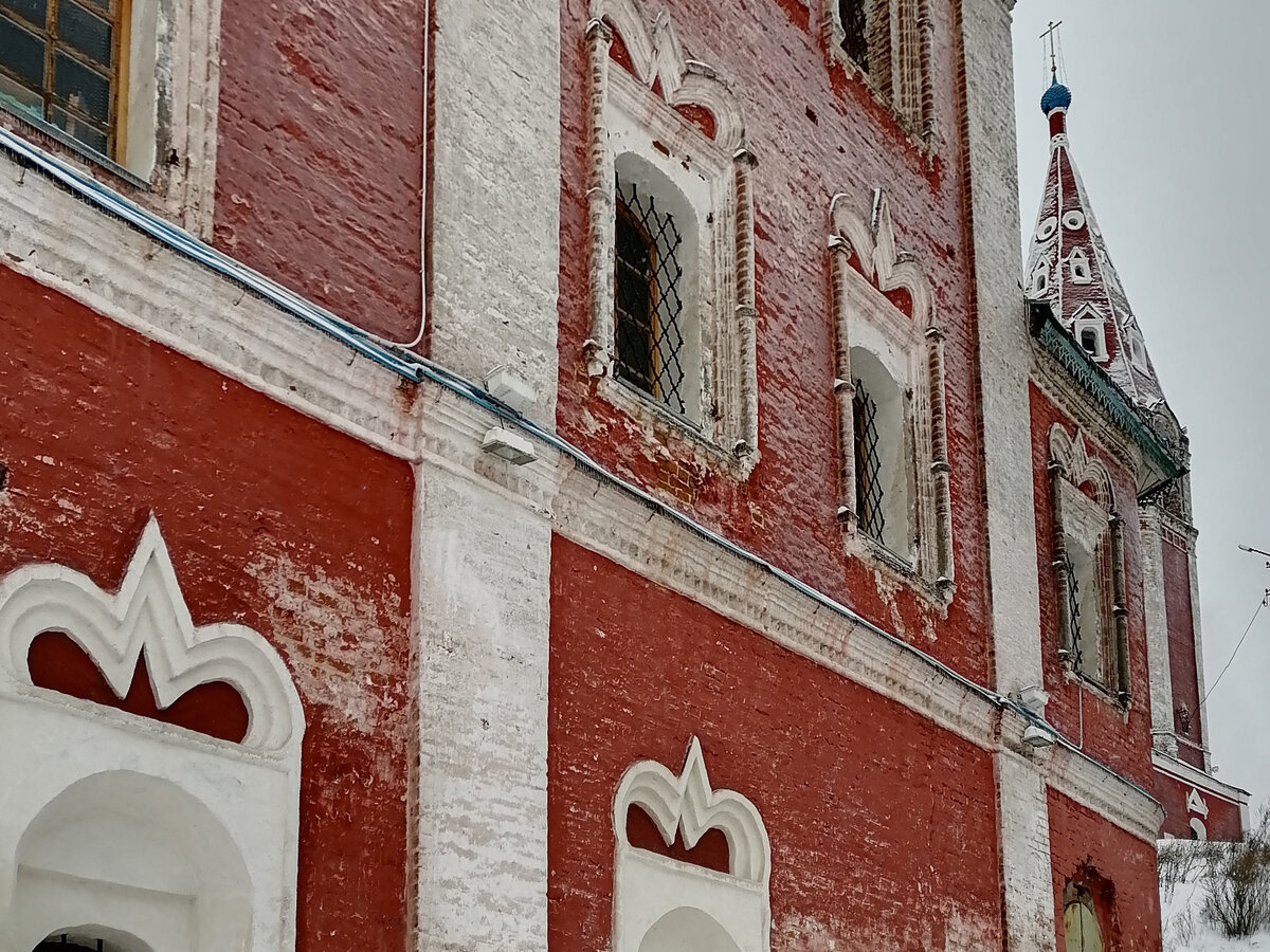 Вид от стен Казанской церкви на Преображенский храм