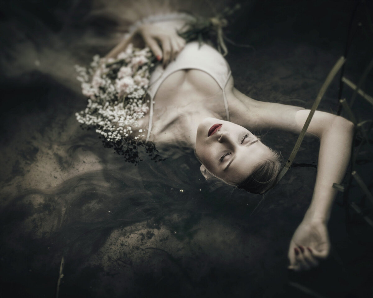 Наслаждение женщины. Фотосессия в белом платье. Marius markowski картины. Девушка лежит на земле мёртвая. Страдания красавицы.