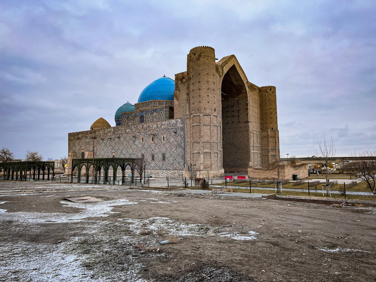 Мавзолей Ходжи Ахмета Яссауи в Туркестане. Фото автора
