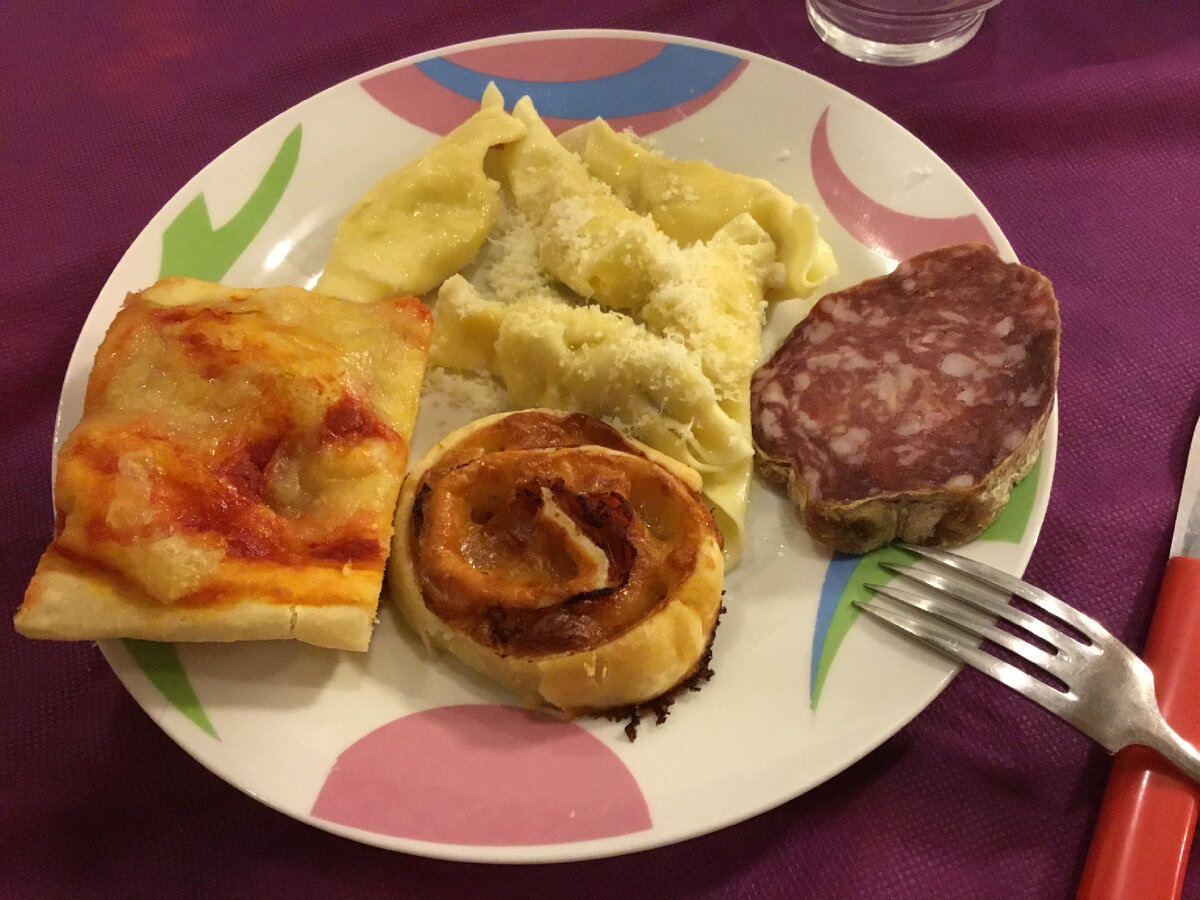 Моя тарелка: кусочек моей пиццы, кусочек рулета с мясом (по вкусу как соленое печенье), кусочек колбасы и казончелли (типа вареников с сыром и сверху тоже немного тертого пармезана). Народ мою пиццу очень хвалил, но спросили когда же я начну готовить равиоли, а я ответила, как только они в манитэзе найдут мне хорошую машинку для раскатывания теста. Ну, не вручную же убиваться со скалкой наперевес! Хорошая электрическая машинка стоит 160-345 евро, но если даже будет механическая из нержавейки, мне тоже подойдёт. Просто крутишь ручку, как у мясорубки и получаешь тончайшее тесто и потом лепишь все эти равиОли, казончЕлли, скарпинОччи и др…