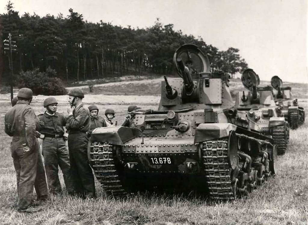 LT vz.35 первой партии (выпуска декабря 1936 года) на учениях в 1-м танковом полку, Миловице. 