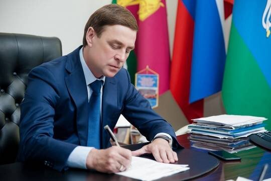    Кубанский чиновник Виталий Очкаласов решил отправиться на отдых с семьей на двух частных вертолетах