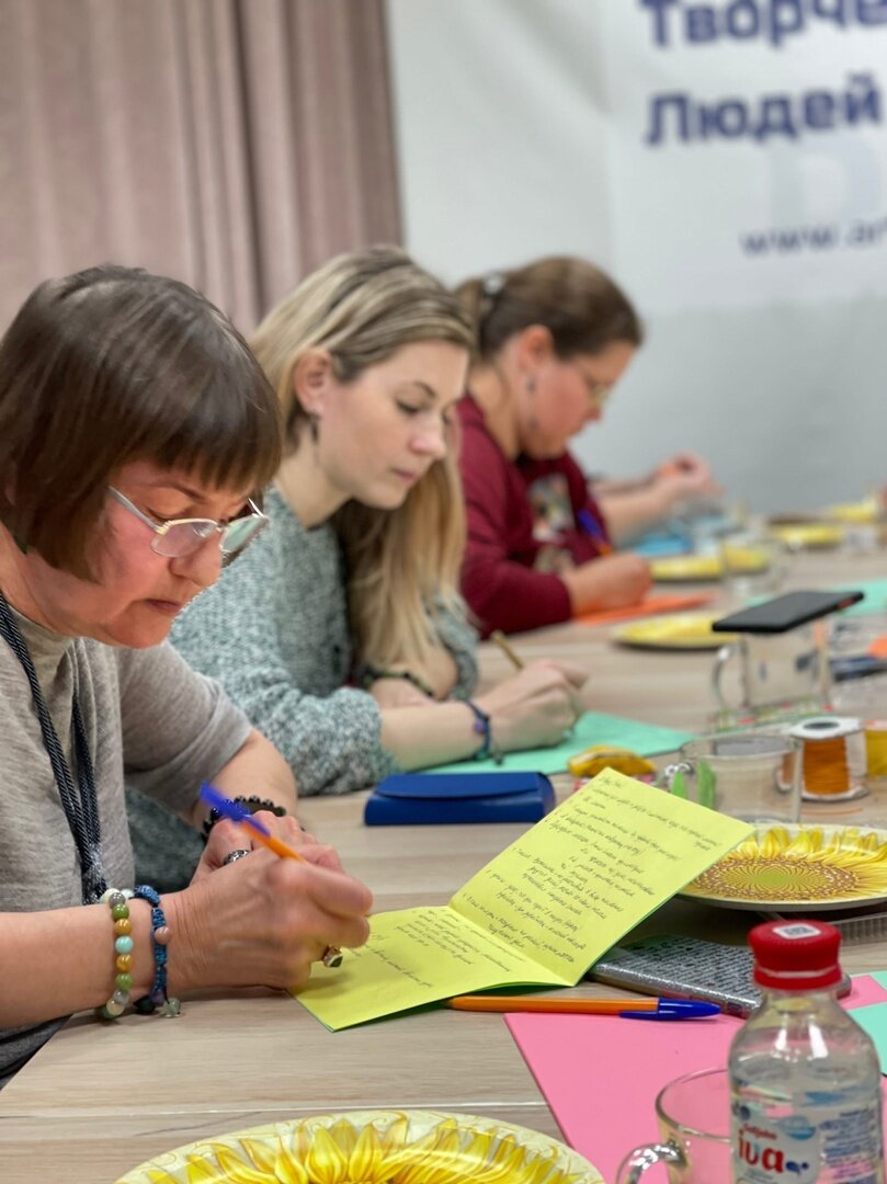 Фото с мастер-класса Spooshan по плетению шамбалы