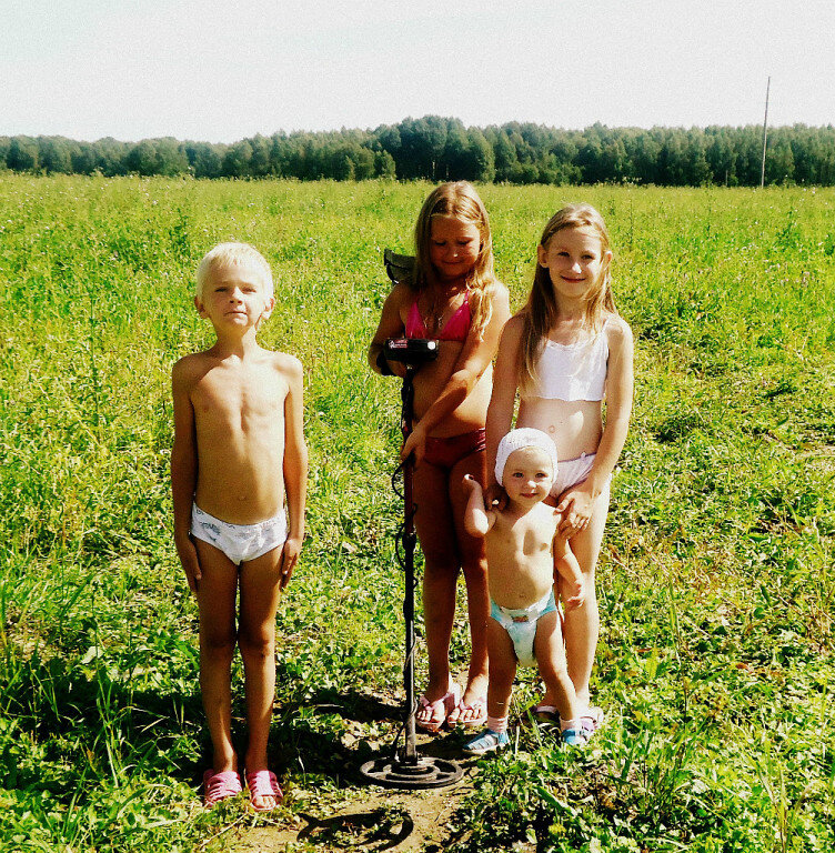 Дача. Дети ищут старинные монетки, на улице жара. 