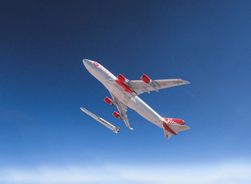    Самолет-носитель вместе с отделившейся ракетой. Фото: Virgin Orbit