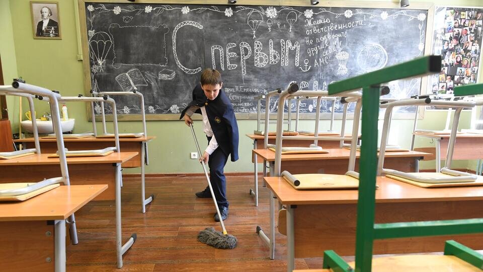     Прививка от лени: дежурства по классу для школьников хотят узаконить РИА Новости/Сергей Пятаков