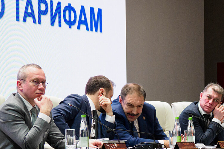    В прошлом году тарифы повышались дважды — с 1 июля и с 1 декабря. Это было необходимо для бесперебойной работы и развития инфраструктуры, сохранения предоставления качественных жилищно-коммунальных услуг, заявил сегодня Александр Груничев (слева) на итоговом заседании коллегии