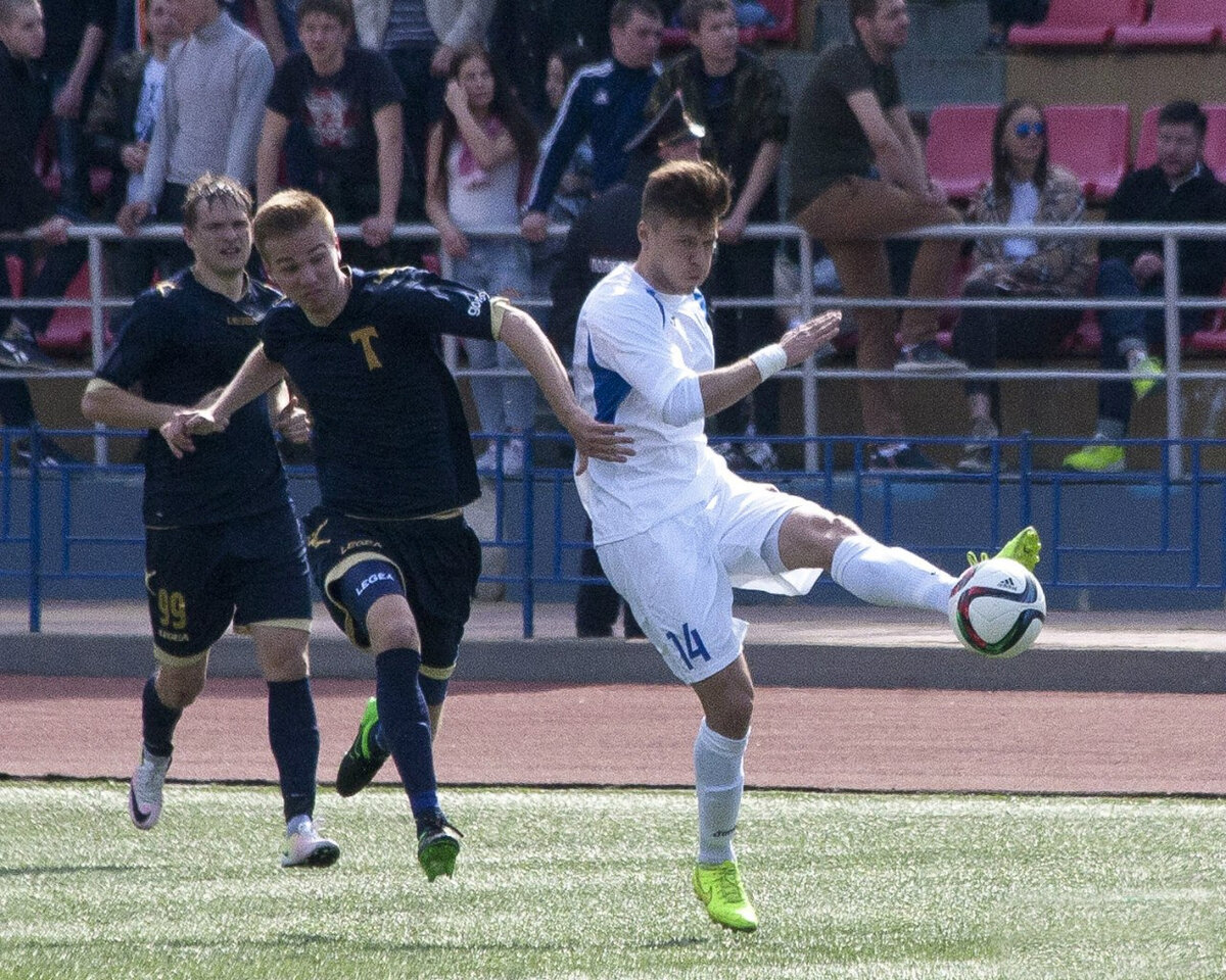 «Калуга» (Калуга) – «Торпедо» - 1:0. В темном торпедовцы Дмитрий Соколов (№99) и Филипп Дворецков.